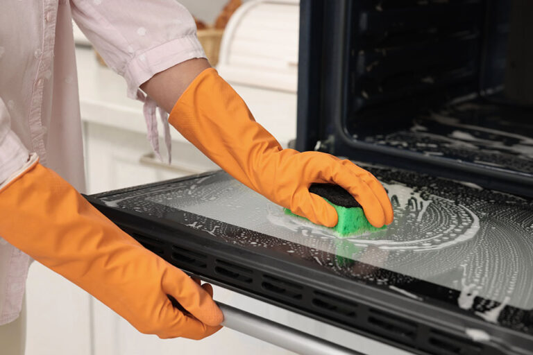 oven cleaning by Pineapple Cleaning